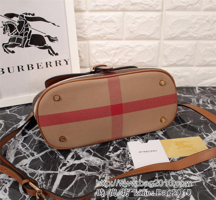 BURBERRY巴寶莉 獨家爆款 小號Canvas格紋皮革 斜背包 39907  Bhq1005